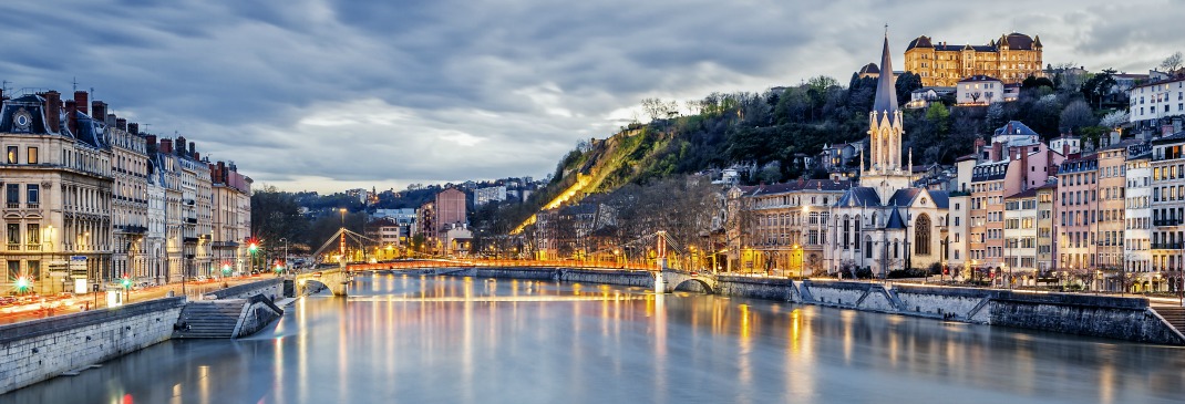 Blick über den Hafen von Lyon am Abend